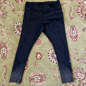 LuLulemon tight stuff capris scalloped 7/8 size 8